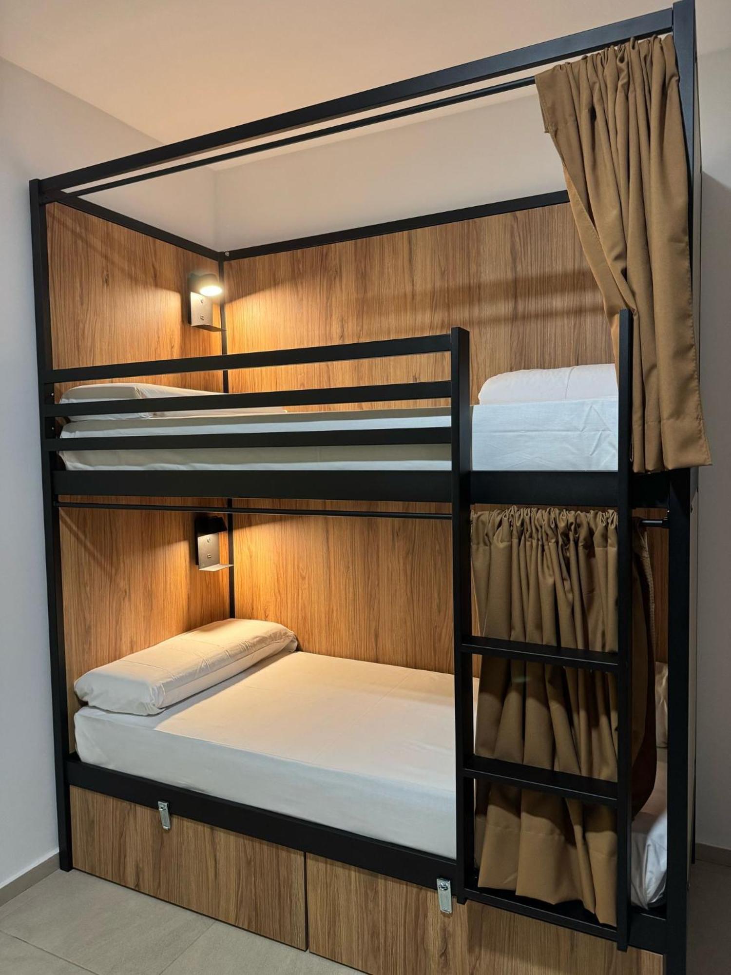 Cama individual en habitación compartida mixta